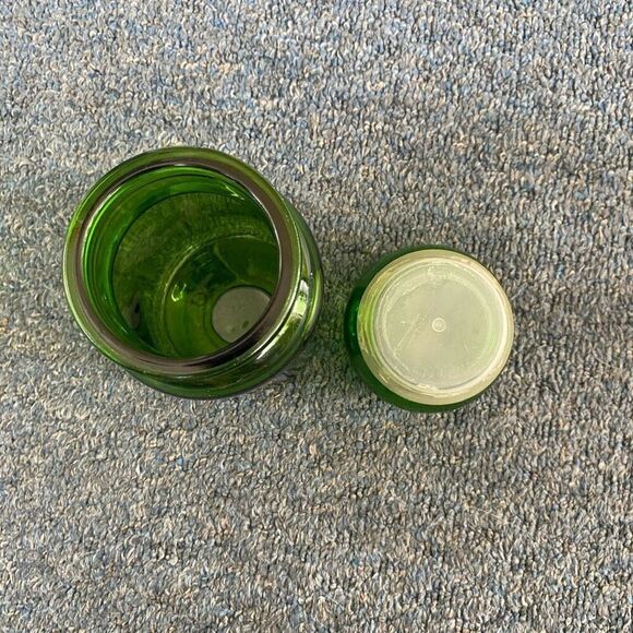 Vintage 2 glass jars one clear and one green W/lids - Picture 9 of 15